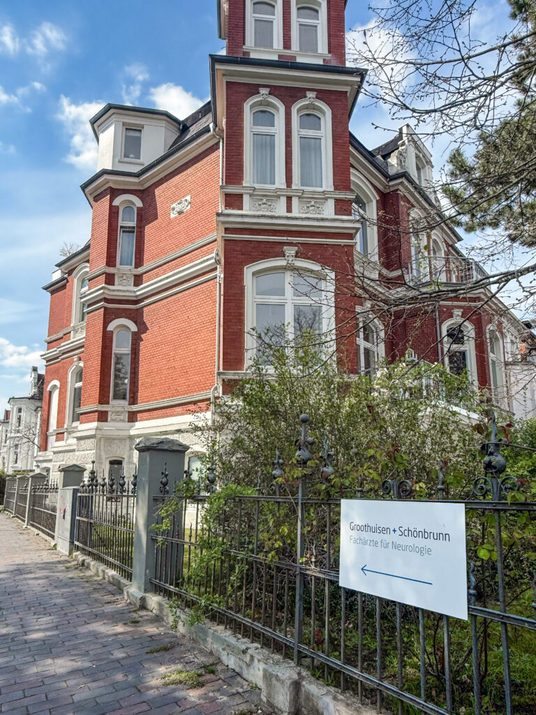 Ansicht des Praxisgebäudes von Außen.